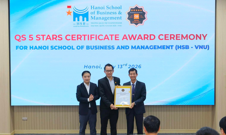 Trao chứng nhận cho trường công lập đầu tiên của Việt Nam đạt QS Stars 5 sao