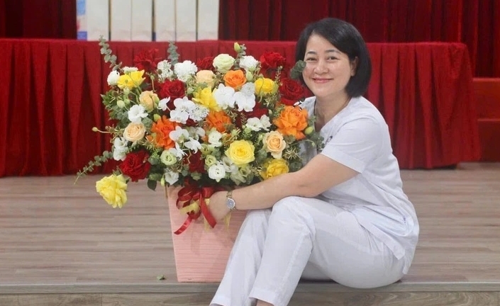 Khen thưởng nữ điều dưỡng cứu người giữa quán cà phê ở Hà Nội