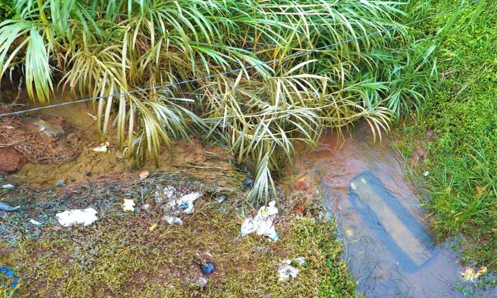Lật xe tải ở Lâm Đồng, 5 mét khối axit tràn ra suối