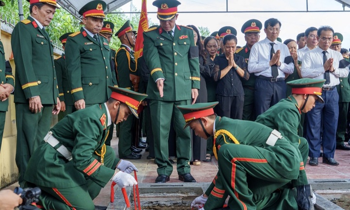 Truy điệu, an táng 5 hài cốt liệt sĩ hy sinh ở hang Đá Sập