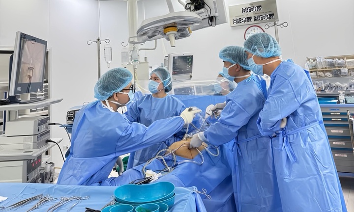 Vinmec Đà Nẵng mổ cấp cứu loại bỏ u buồng trứng khổng lồ cho bệnh nhân suy thận