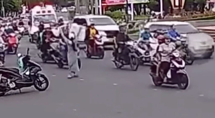 Khoảnh khắc gây sốt mạng: Kíp 115 dừng xe giữa đường cứu bé trai bất tỉnh
