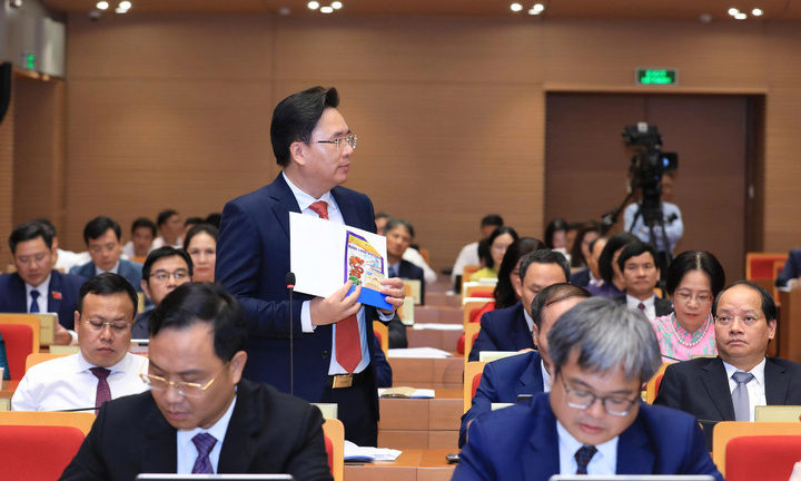 Đại biểu mang vỏ thuốc bảo vệ thực vật đến hội trường chất vấn rau phun thuốc