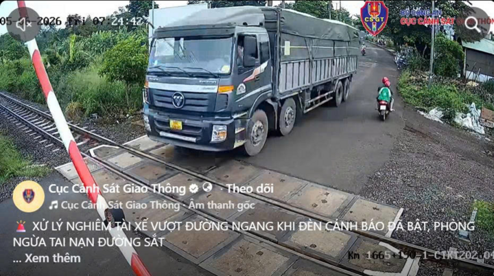 Clip tài xế cố tình lao xe tải tông gác chắn khi tàu hoả sắp qua