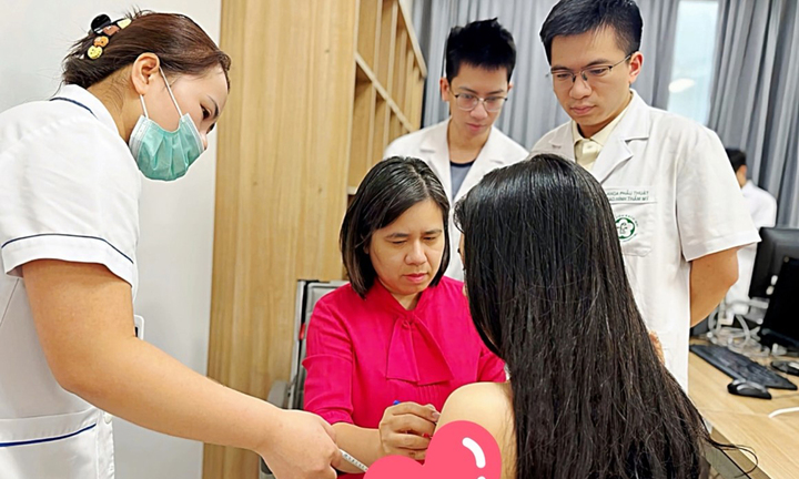 Nữ Việt kiều về Việt Nam 'cứu' vòng một sau ca nâng ngực không như ý