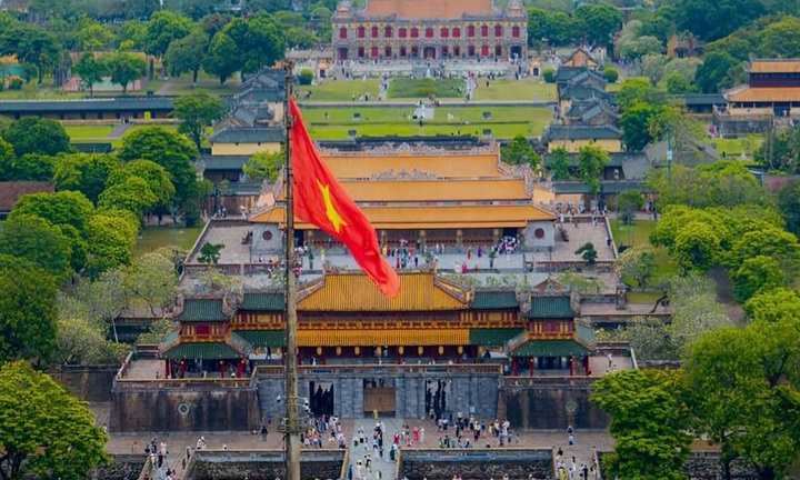 Dừng tham quan di tích Huế với du khách mặc phản cảm, bay flycam trái phép