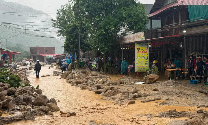 Mưa lớn kéo dài, đất đá tràn xuống Quốc lộ 279 và khu dân cư ở Lào Cai