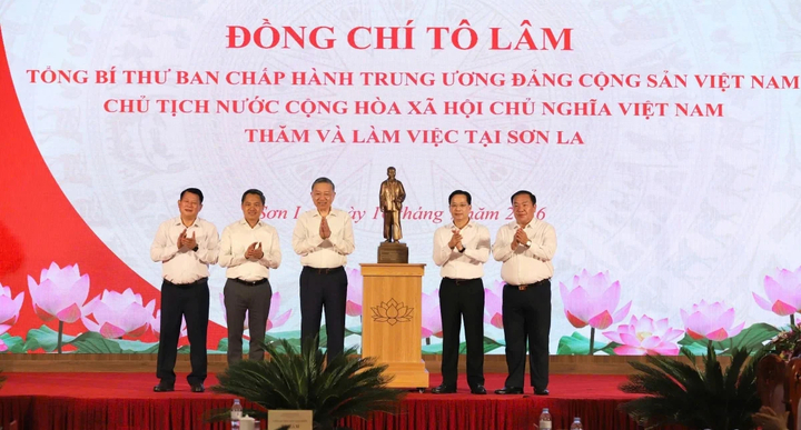Tổng Bí thư, Chủ tịch nước: Sơn La cần xác định rõ mô hình phát triển và vị thế trong vùng Tây Bắc