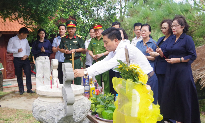 Phó Chủ tịch Quốc hội dâng hương Đại tướng Võ Nguyên Giáp