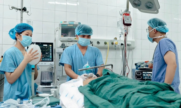Bộ Y tế hỏa tốc chỉ đạo cứu nạn vụ xe khách lao khỏi cao tốc lúc nửa đêm