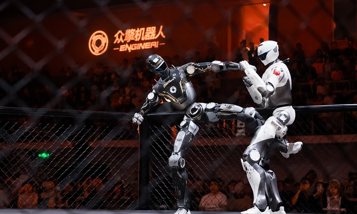 Robot hình người so găng rực lửa trên võ đài MMA