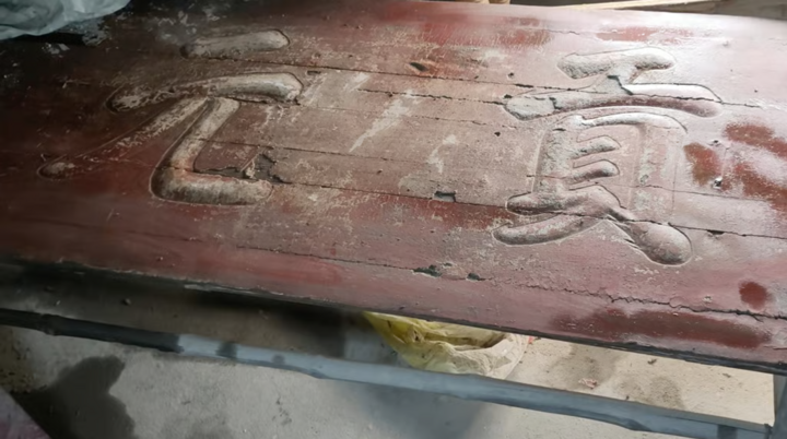 Ngỡ ngàng phát hiện bàn ăn gia đình chính là bảng vàng vinh danh của tổ tiên