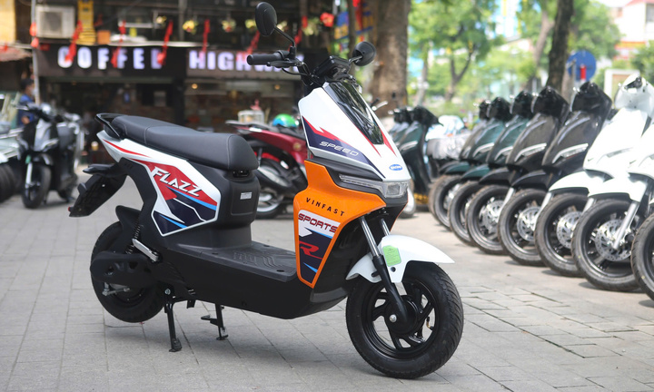 Phụ huynh và học sinh 'phát sốt' vì xe đổi pin VinFast Flazz Max từ 10,5 triệu
