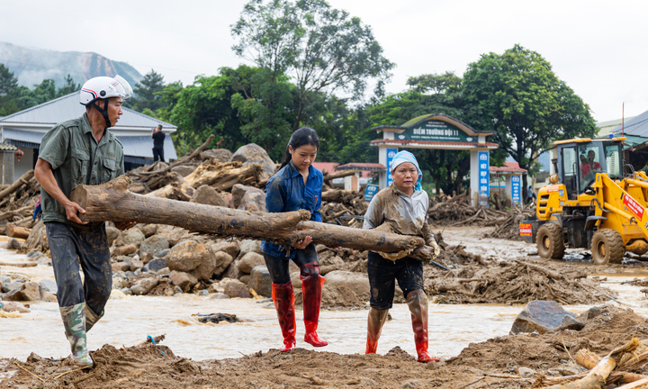 Những bàn tay không để hy vọng bị vùi lấp sau lũ dữ ở Mường Than