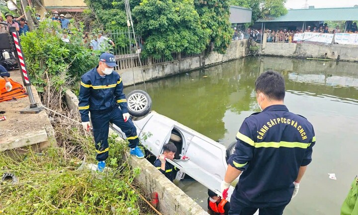 Ô tô lao xuống ao nhà dân ở Thanh Hóa, tài xế tử nạn trong xe