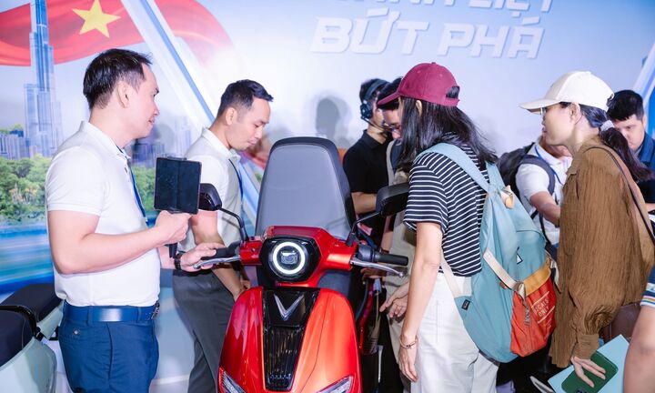 VinFast Kyo 'chào sân' khách hàng Việt: Xe điện chuẩn gu dân văn phòng đô thị