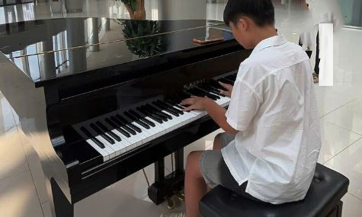 Cậu bé lớp 7 đi gần 30km đến bệnh viện đánh đàn cho bệnh nhân nghe
