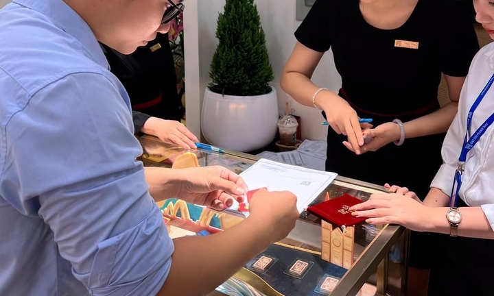 Thực tế mua bán vàng, kim cương ở PNJ sau thông báo chia 5 kỳ trả tiền cho khách