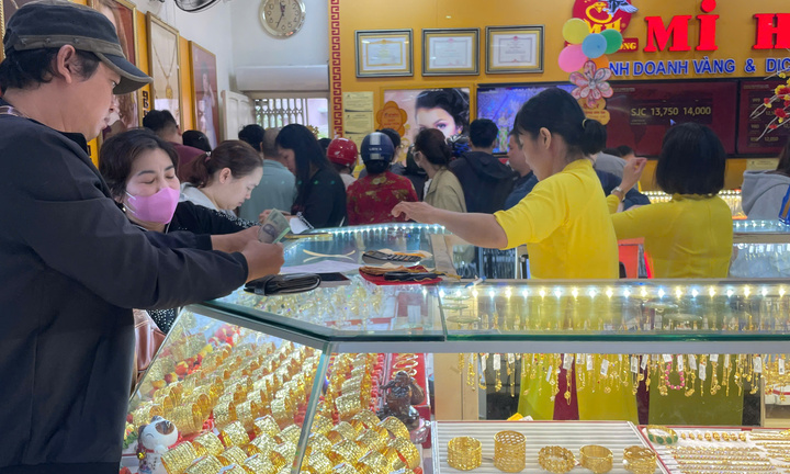 Khách đông nghẹt, tiệm vàng lâu đời tại TP.HCM giới hạn bán mỗi người 5 chỉ