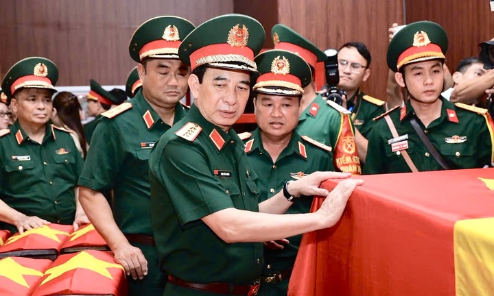Đại tướng Phan Văn Giang thăm lực lượng tìm hài cốt liệt sĩ tại Công viên Lê Thị Riêng