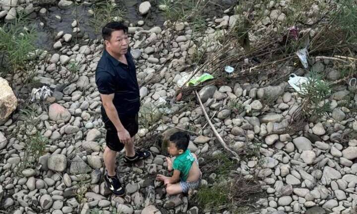 Cán bộ xã lao xuống sông, cứu cháu bé giữa dòng nước xiết