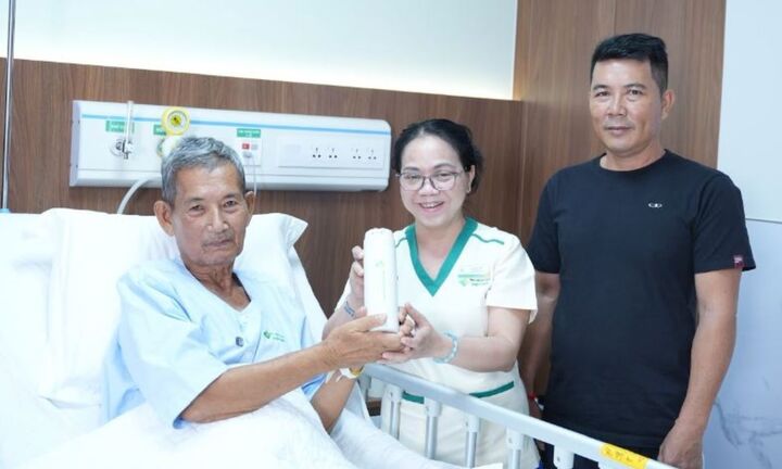Sang Việt Nam cấp cứu vì đau sỏi mật, cụ ông Campuchia phát hiện thêm khối u gan
