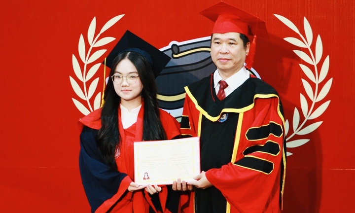 Bỏ trường Y viết tiếp ước mơ của mẹ, Á khoa 22 tuổi giành học bổng tiến sĩ danh giá