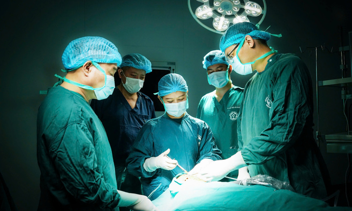 Vượt mưa trắng trời lúc 5h sáng, bác sĩ chạy đua 'giờ vàng' giữ khuôn mặt bệnh nhân
