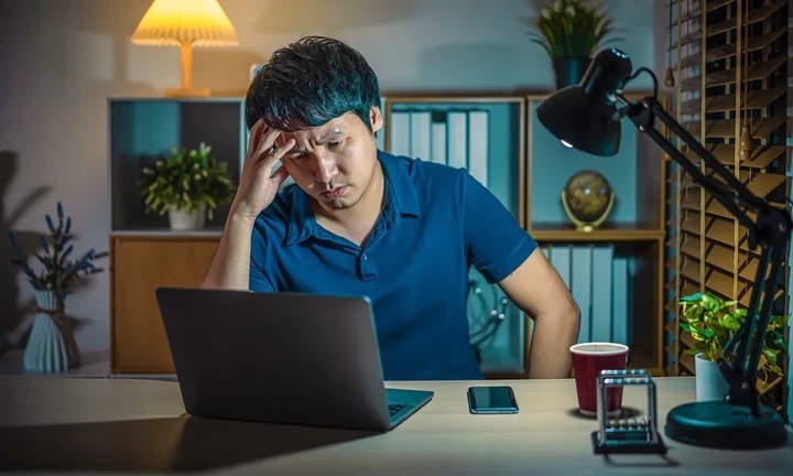 Công ty ép làm thêm giờ sẽ bị phạt, nhưng nhân viên nào dám tố?