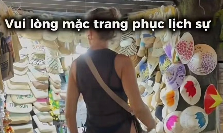 Nữ du khách bị mời rời khỏi Chùa Cầu Hội An vì trang phục phản cảm