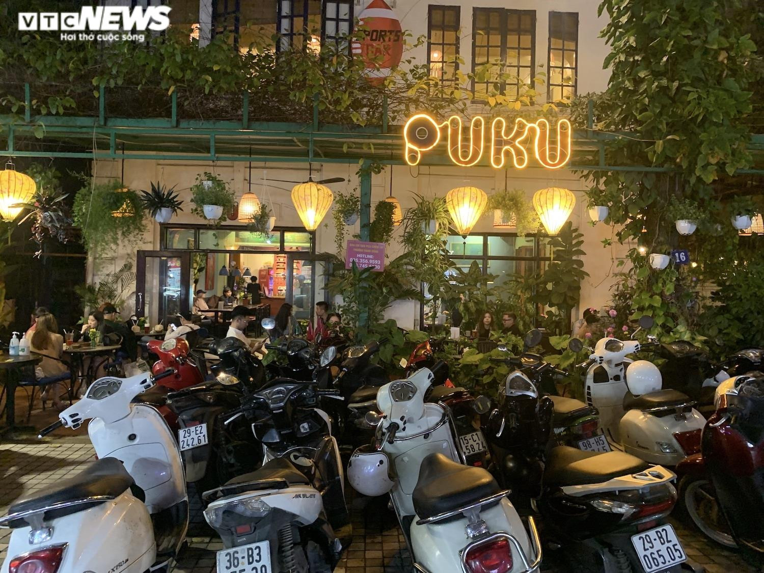 Hàng quán được bán sau 21h, ẩm thực phố đêm Hà Nội tấp nập khách - 7