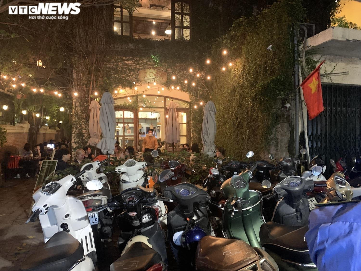 Hàng quán được bán sau 21h, ẩm thực phố đêm Hà Nội tấp nập khách - 8