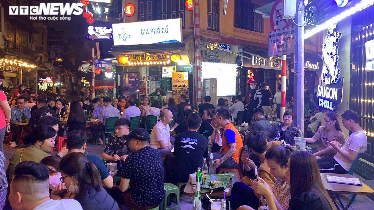 Hàng quán được bán sau 21h, ẩm thực phố đêm Hà Nội tấp nập khách - 2