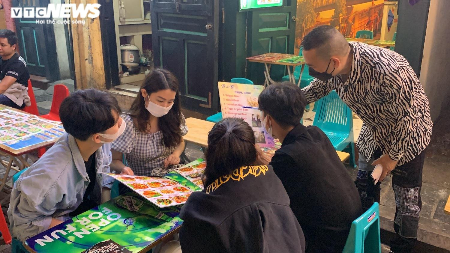 Hàng quán được bán sau 21h, ẩm thực phố đêm Hà Nội tấp nập khách - 1