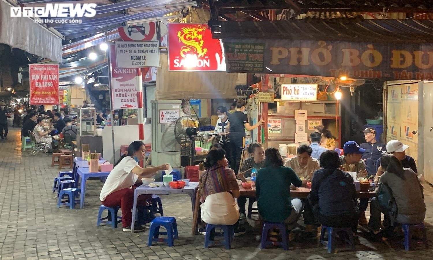 Hàng quán được bán sau 21h, ẩm thực phố đêm Hà Nội tấp nập khách - 3