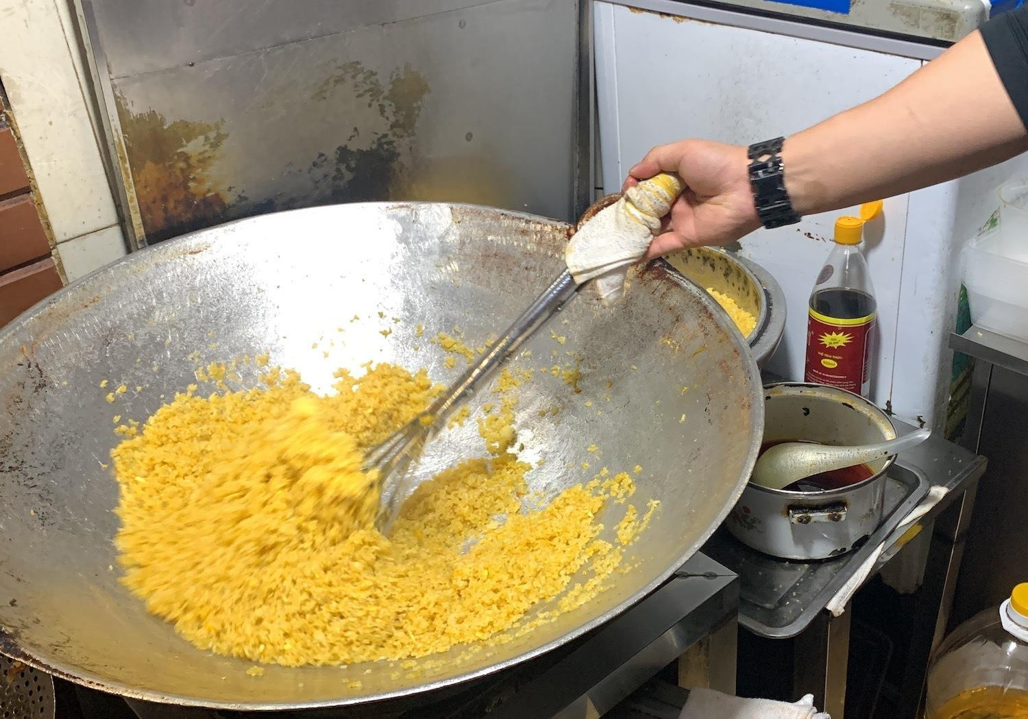 Hàng quán được bán sau 21h, ẩm thực phố đêm Hà Nội tấp nập khách - 5