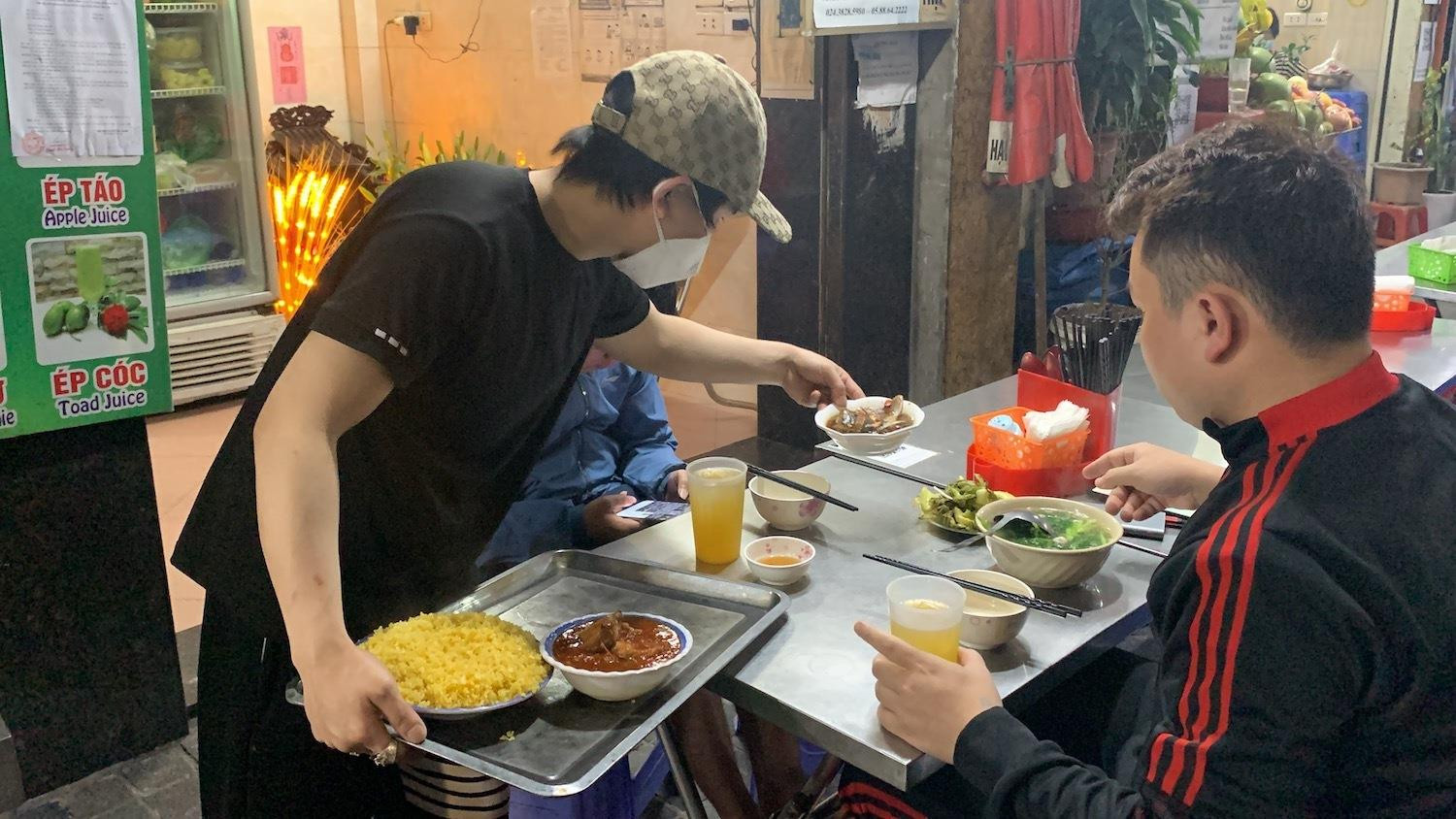 Hàng quán được bán sau 21h, ẩm thực phố đêm Hà Nội tấp nập khách - 6