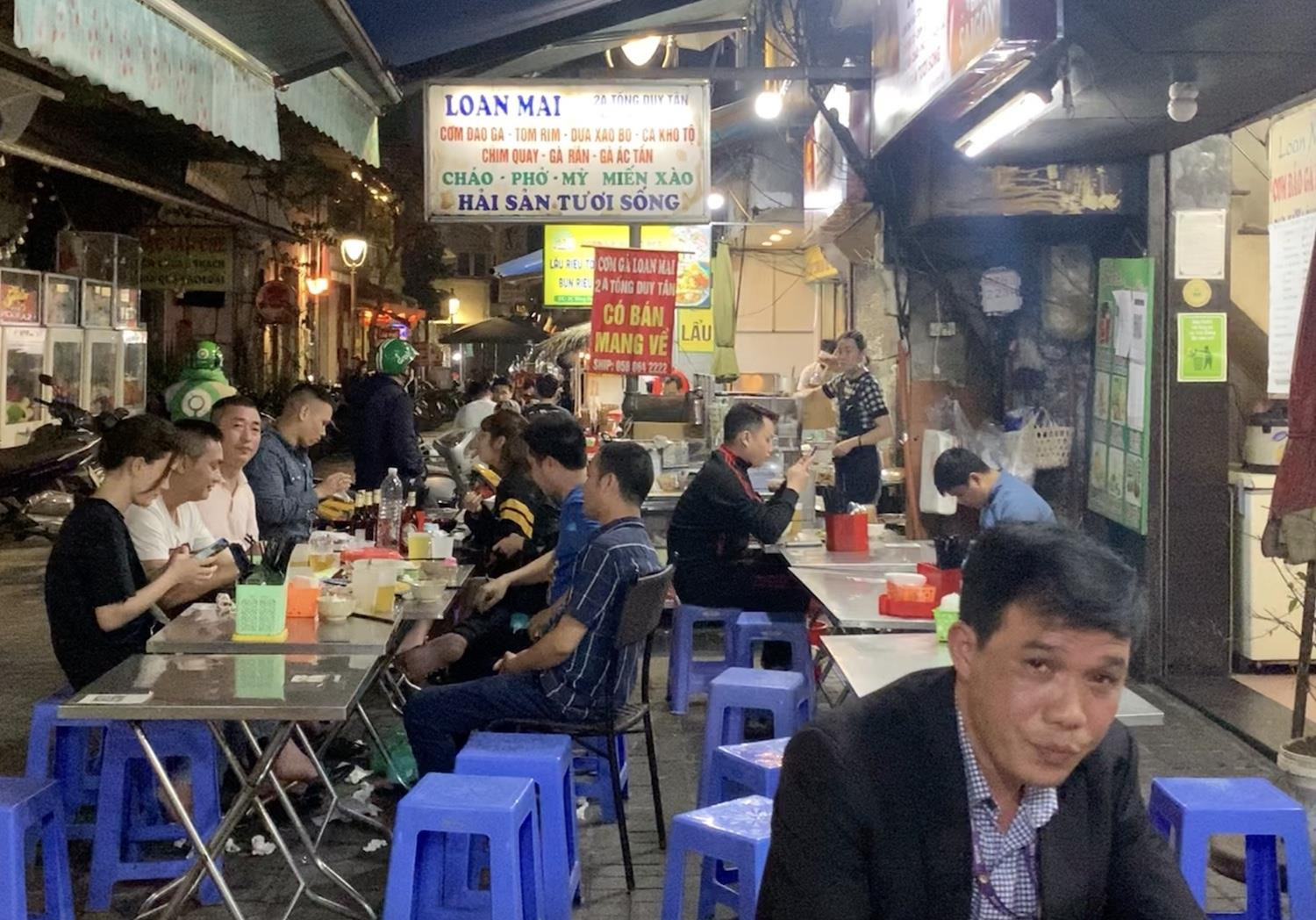 Hàng quán được bán sau 21h, ẩm thực phố đêm Hà Nội tấp nập khách - 4