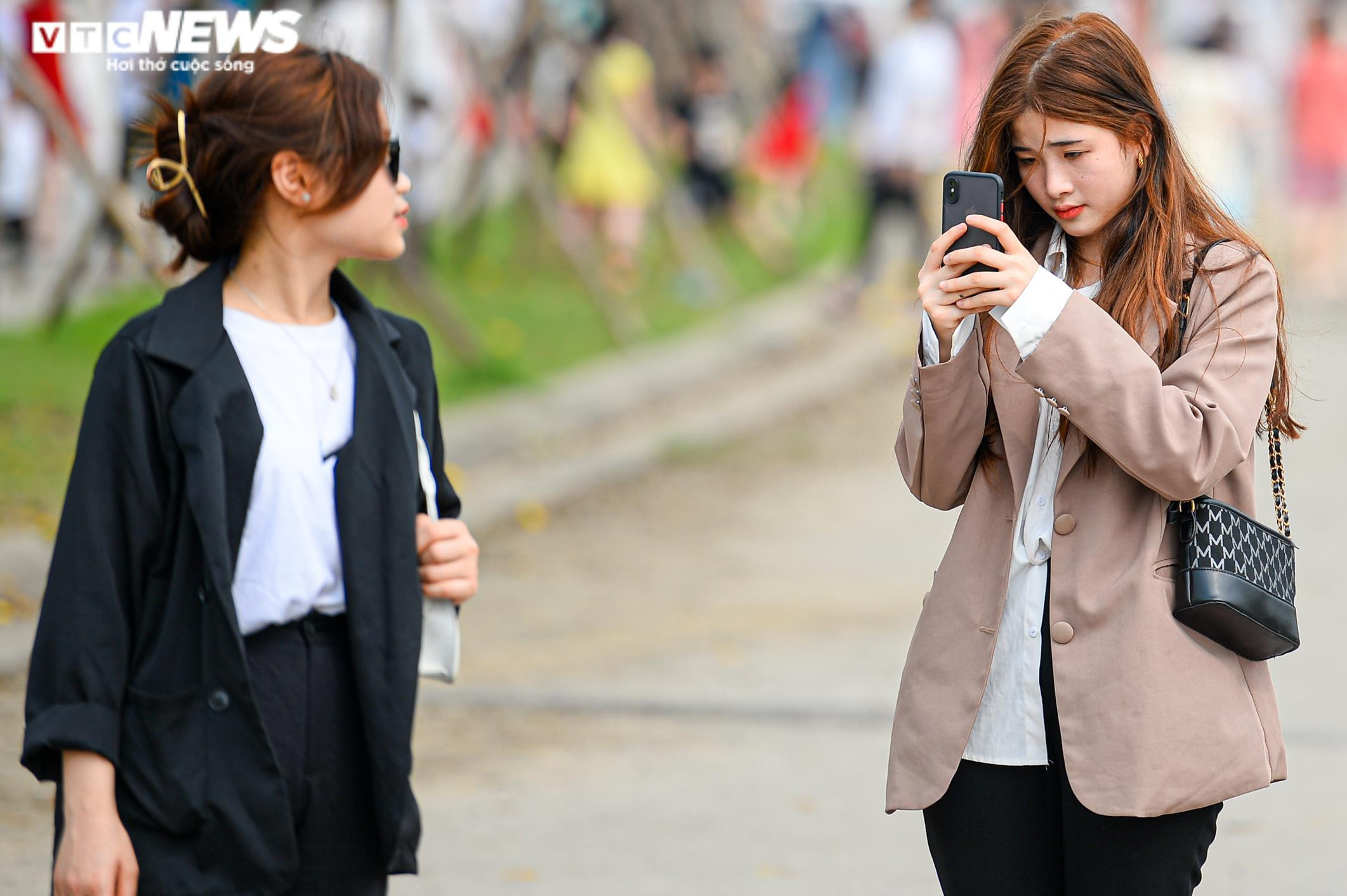 Biển người kéo về đường hoa phong linh vàng rực ở Hà Nội, bãi xe 'thất thủ' - 8