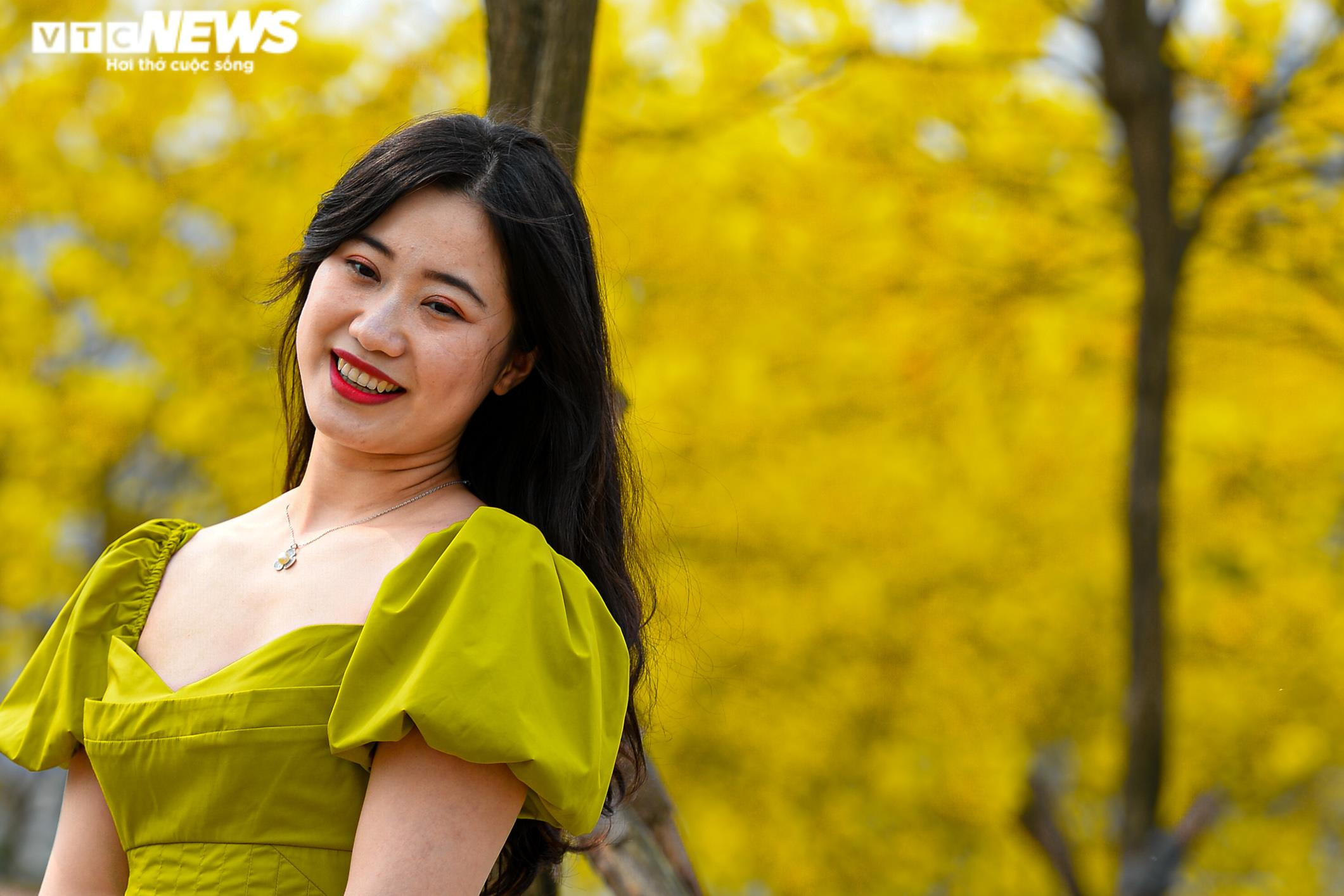 Biển người kéo về đường hoa phong linh vàng rực ở Hà Nội, bãi xe 'thất thủ' - 7