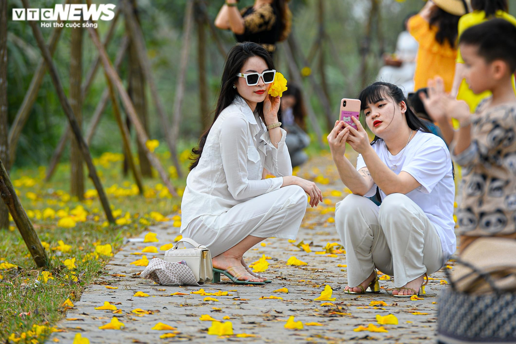 Biển người kéo về đường hoa phong linh vàng rực ở Hà Nội, bãi xe 'thất thủ' - 5