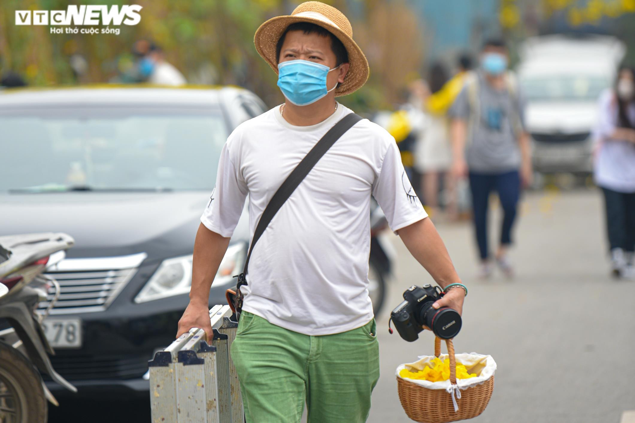 Ảnh: Phát hiện đường hoa phong linh mới, người Hà Nội lại kéo đến check-in - 8