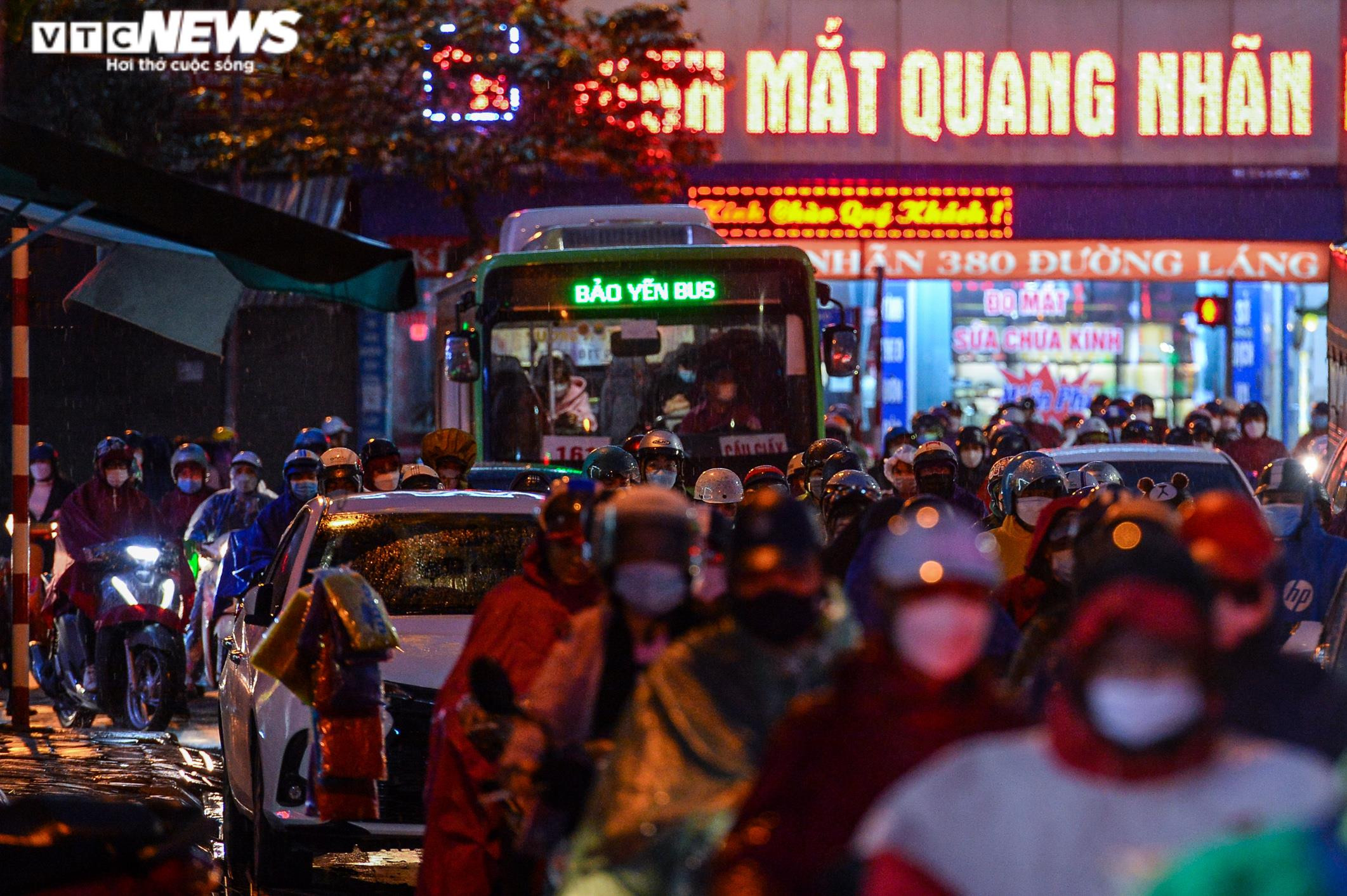 Đường phố Hà Nội ken kín người trong cơn mưa giờ tan tầm - 9