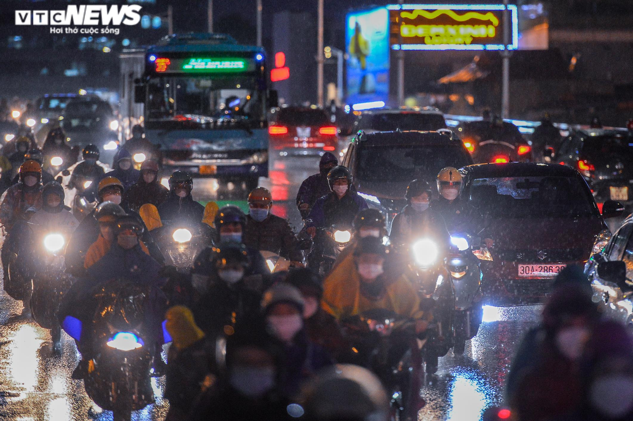 Đường phố Hà Nội ken kín người trong cơn mưa giờ tan tầm - 11