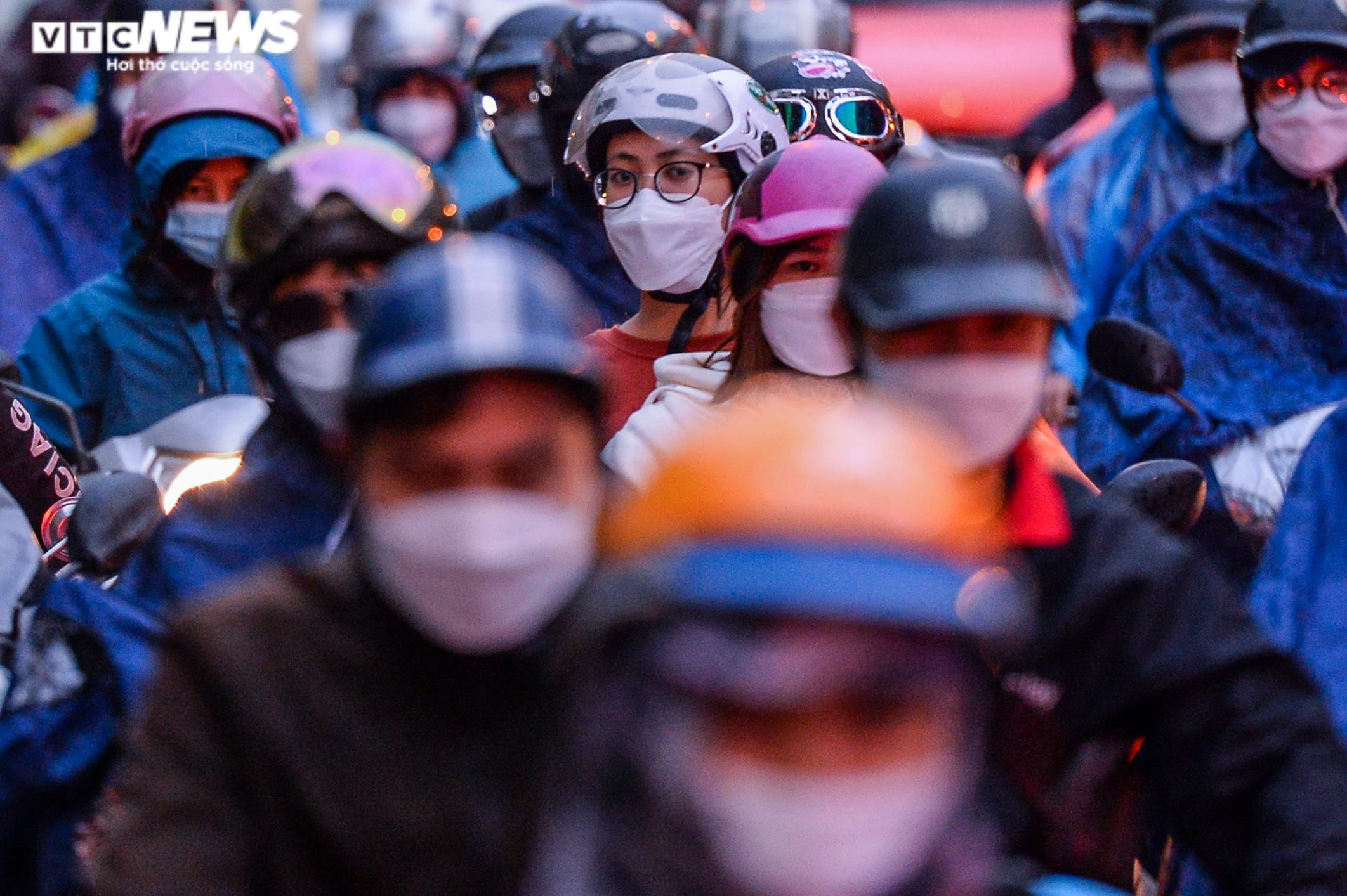 Đường phố Hà Nội ken kín người trong cơn mưa giờ tan tầm - 5