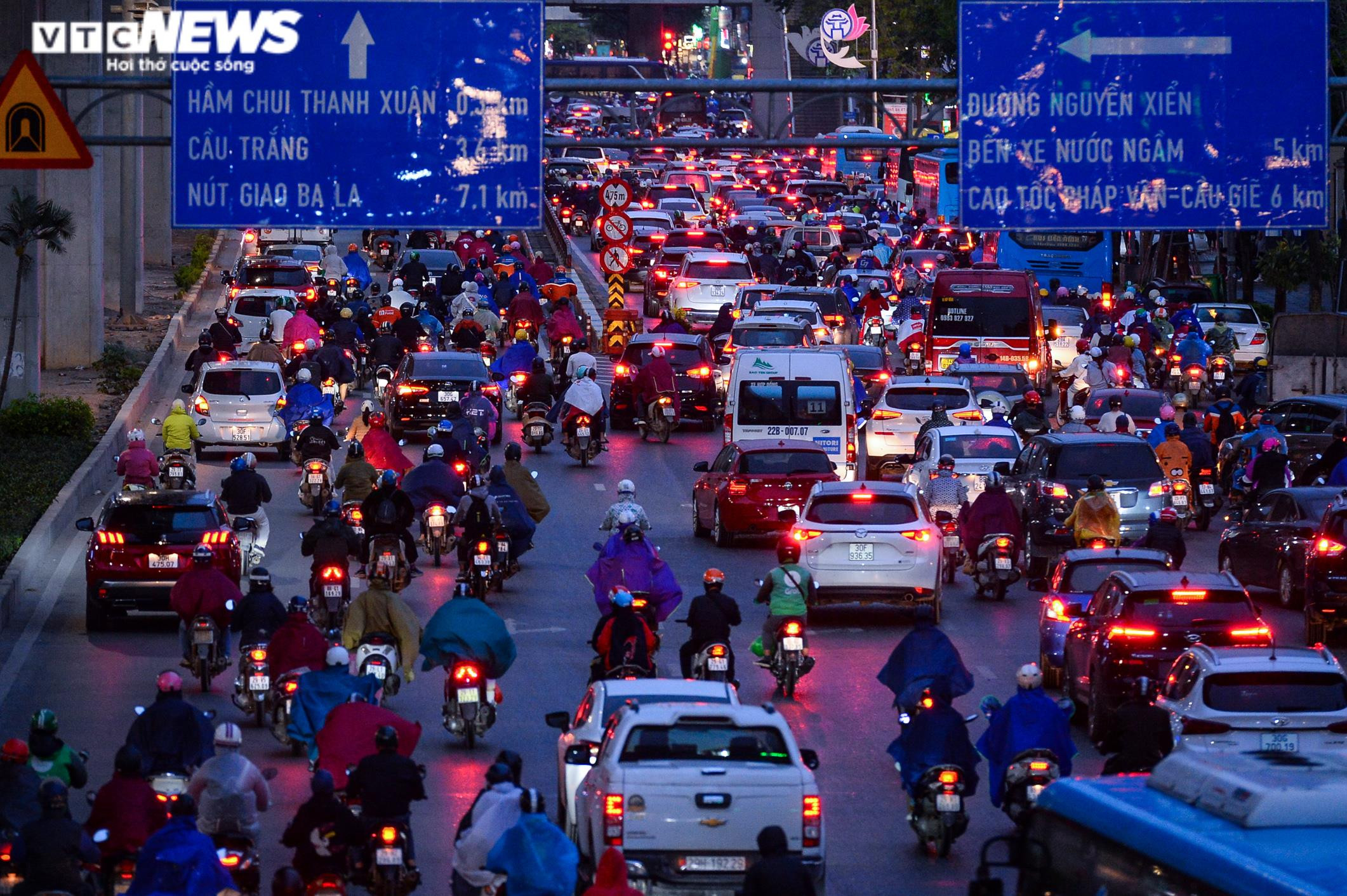 Đường phố Hà Nội ken kín người trong cơn mưa giờ tan tầm - 3