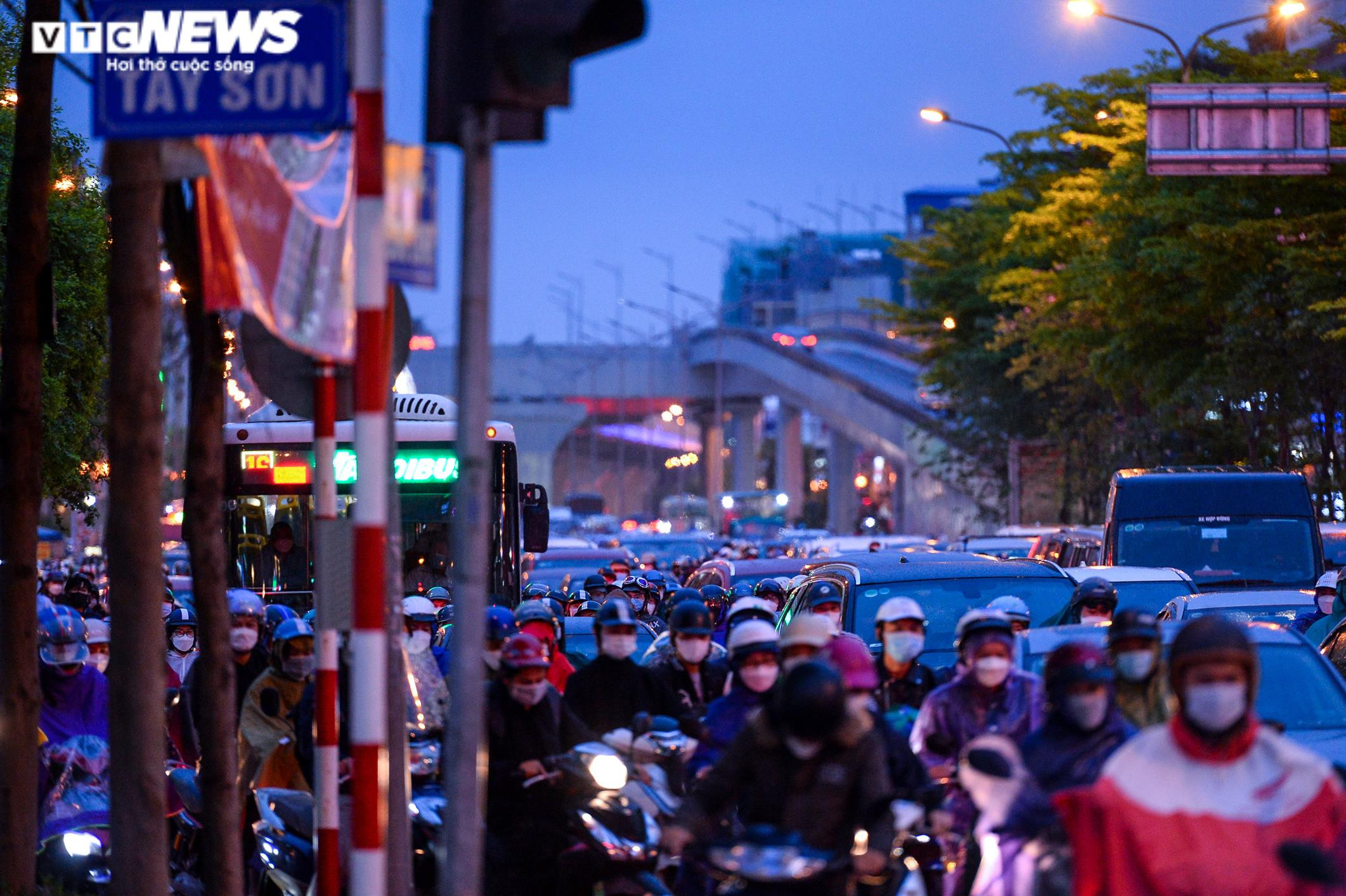 Đường phố Hà Nội ken kín người trong cơn mưa giờ tan tầm - 6