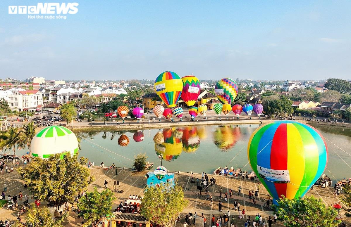 Ảnh: Mãn nhãn 17 quả khinh khí cầu rực rỡ sắc màu trên bầu trời phố cổ Hội An - 1