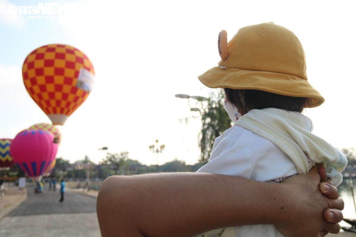 Ảnh: Mãn nhãn 17 quả khinh khí cầu rực rỡ sắc màu trên bầu trời phố cổ Hội An - 7