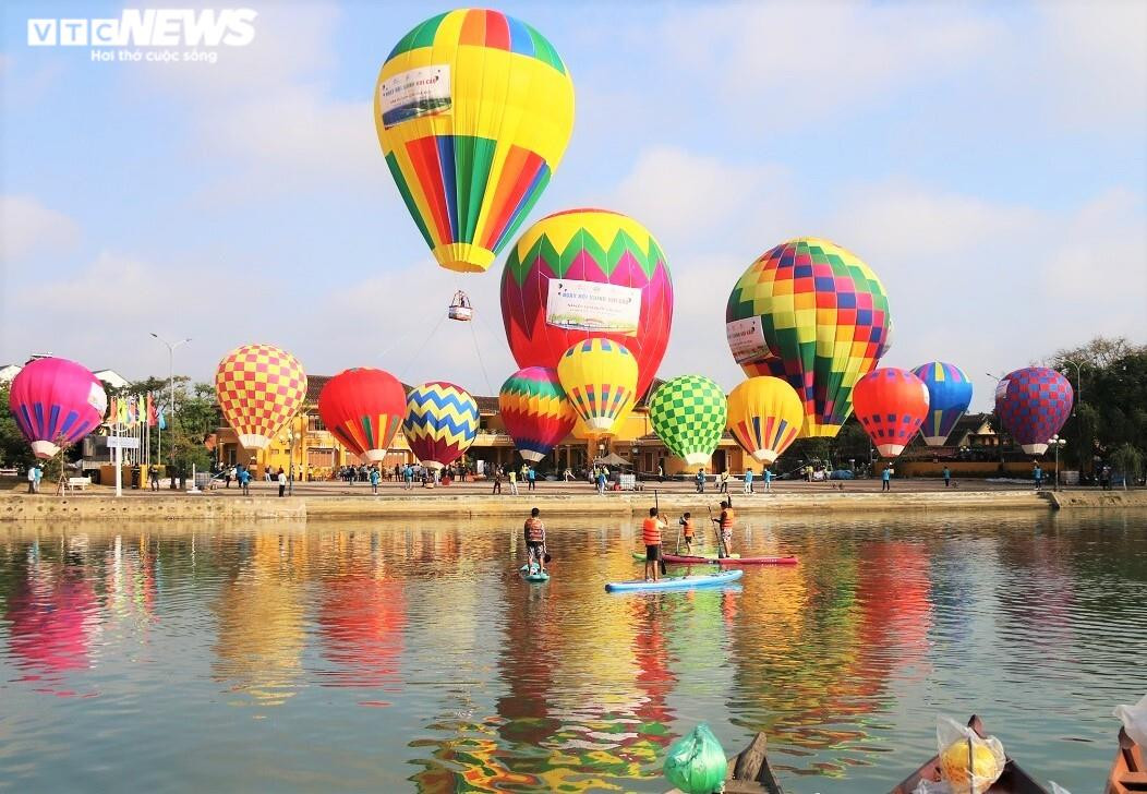 Ảnh: Mãn nhãn 17 quả khinh khí cầu rực rỡ sắc màu trên bầu trời phố cổ Hội An - 2